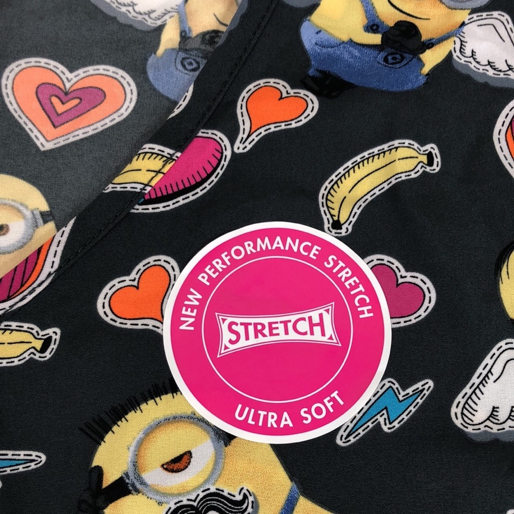 NEW Despicable ME Minion Scrub Top Hearts Banana’s New With Tags Size Large - Picture 11 of 14